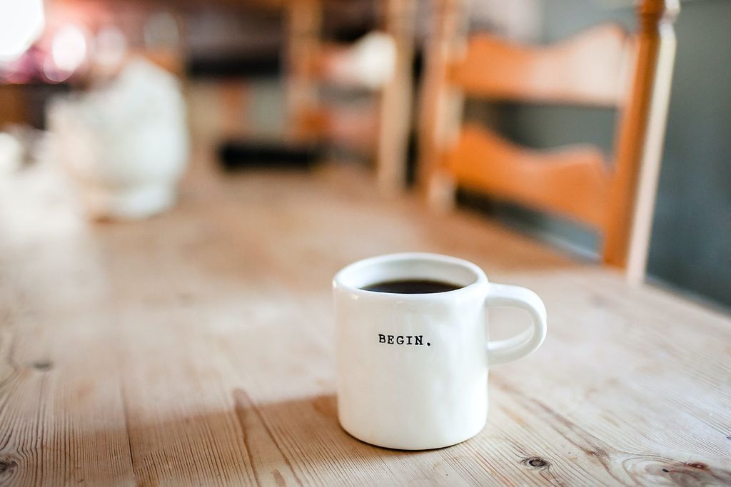 Copo de café em uma mesa de madeira